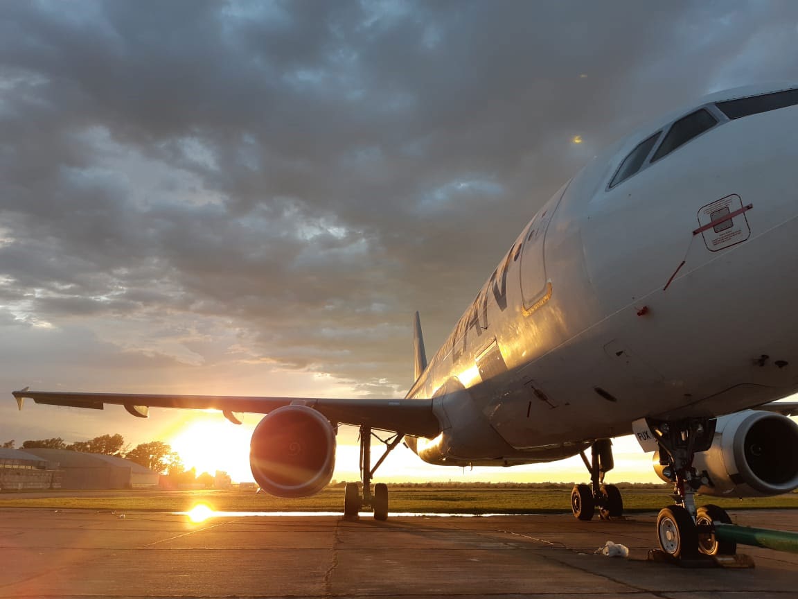 Aeronave en plataforma al atardecer